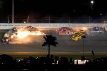 Coches chocan en la decimocuarta vuelta durante la carrera automovilística NASCAR Daytona 500 ...