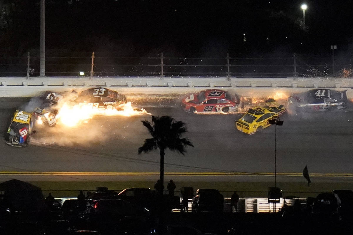 Coches chocan en la decimocuarta vuelta durante la carrera automovilística NASCAR Daytona 500 ...