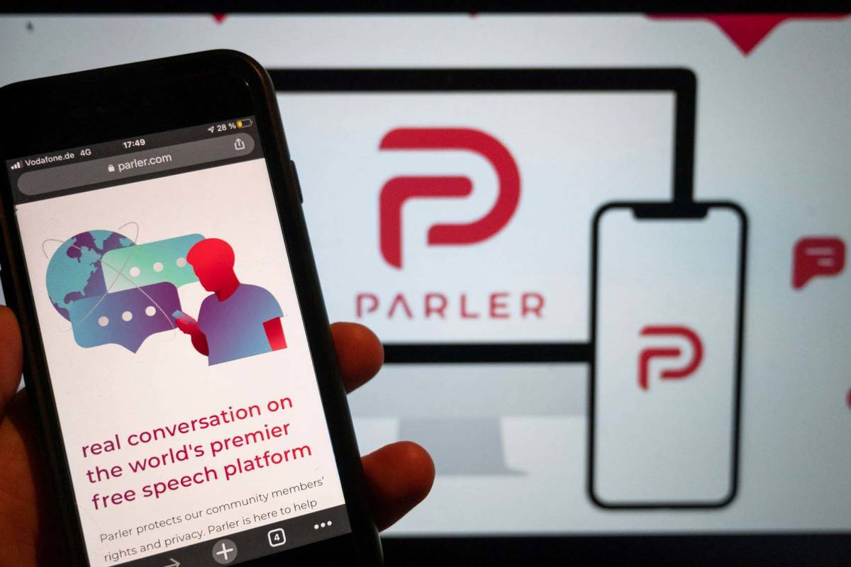 El sitio web de la plataforma red social Parler se muestra en Berlín. (Christophe Gateau/dpa v ...
