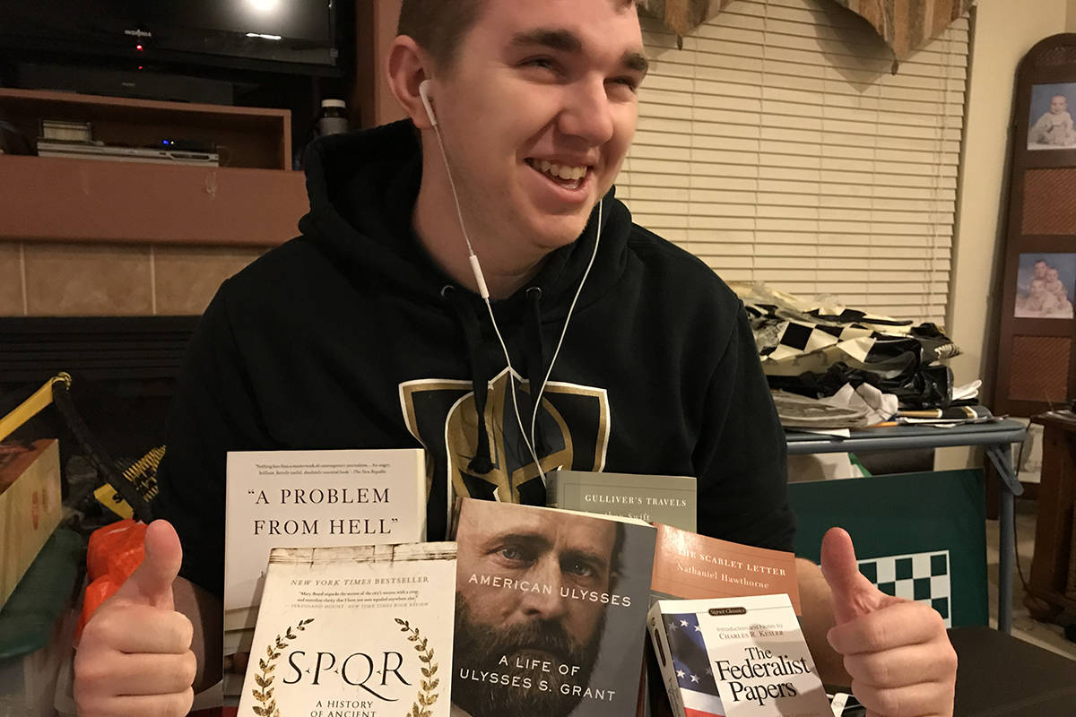 Brayden Smith, un ávido lector, aparece en la foto con algunos de sus muchos libros. (Scott y ...