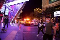 Equipos de emergencia responden a un incendio en el hotel-casino Cosmopolitan Las Vegas el sáb ...