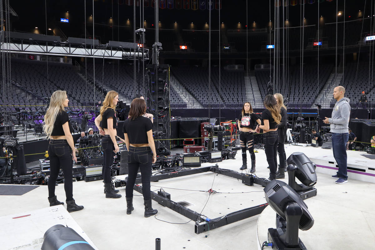 El elenco de "X Rocks" se muestra en un ensayo en T-Mobile Arena antes de la apertura del conci ...