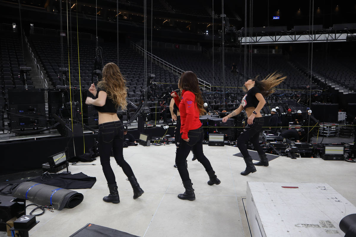 El elenco de "X Rocks" se muestra en un ensayo en T-Mobile Arena antes de la apertura del conci ...
