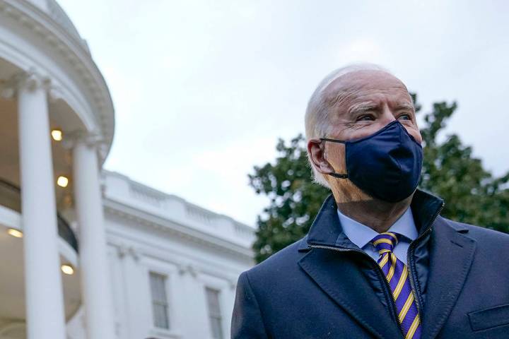 El presidente Joe Biden camina por el jardín sur de la Casa Blanca para abordar el Marine One ...