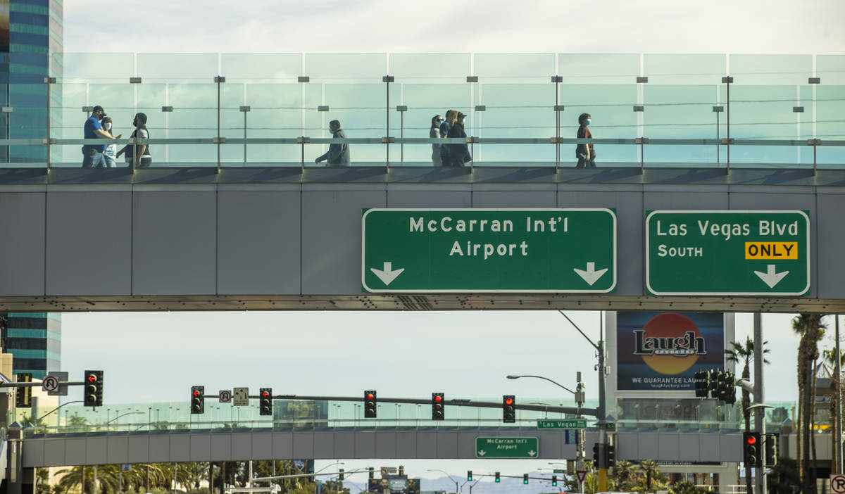 Señales para el Aeropuerto Internacional McCarran en los puentes peatonales sobre Tropicana Av ...
