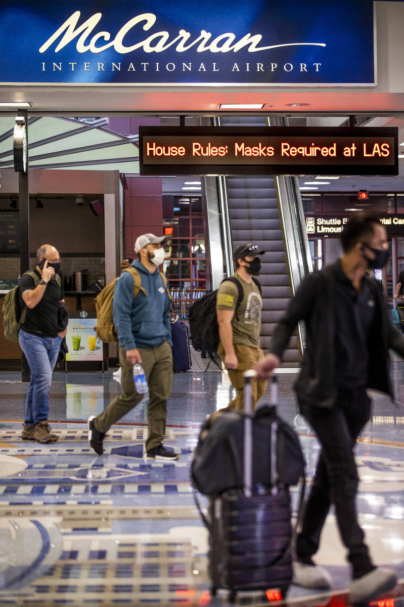 Visitantes en la zona de reclamo de equipaje de la Terminal 1 del Aeropuerto Internacional McCa ...