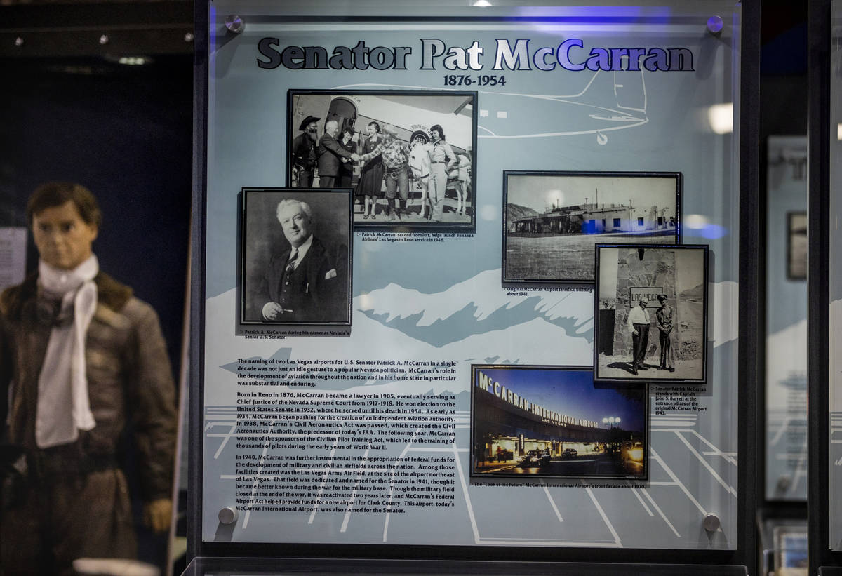 Un homenaje al senador Pat McCarran cuelga en el pequeño museo de la Terminal 1 del Aeropuerto ...