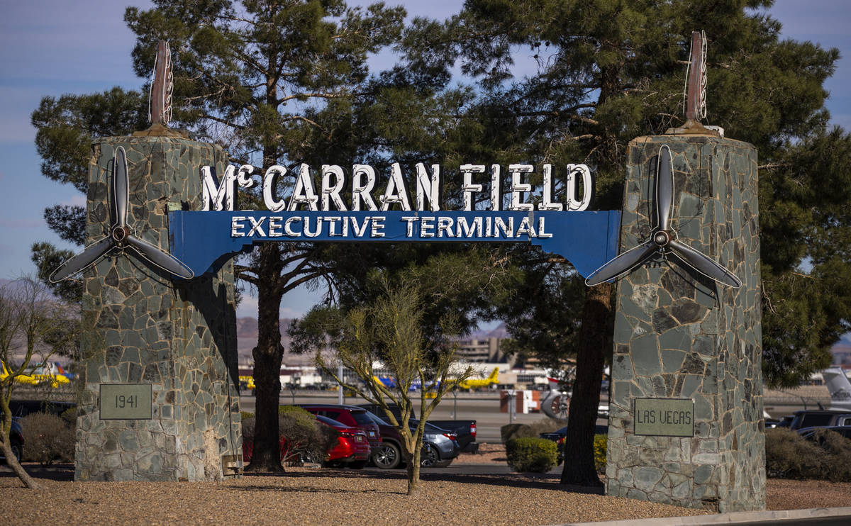 Señalización en McCarran Field en Las Vegas Boulevard South cerca de Maverick Helicopters que ...