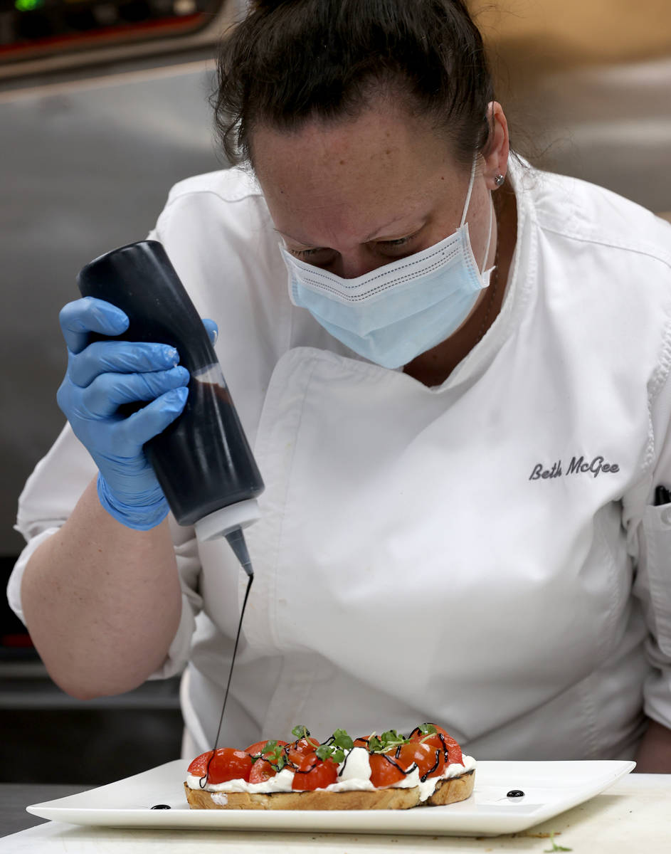 La chef Beth McGee prepara una tostada de tomate, disponible en el nuevo Lucky Penny Café del ...