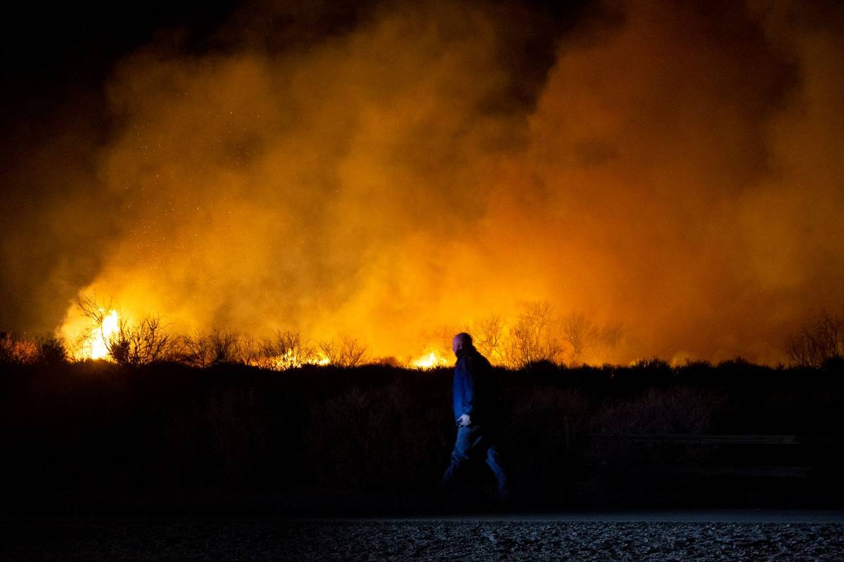 La Policía Metropolitana se encuentra cerca de un incendio de matorrales que arde en Clark Cou ...