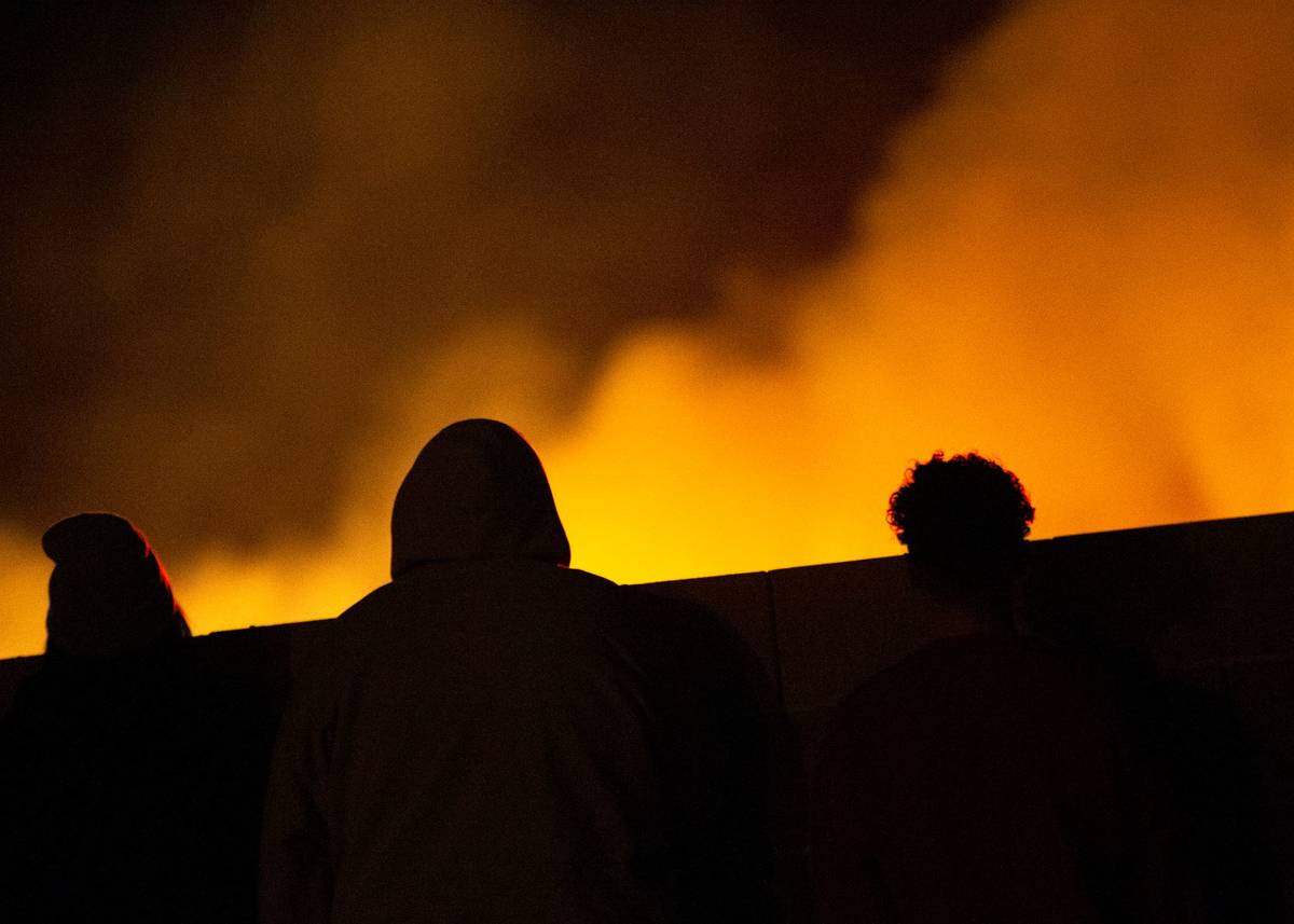 La Policía Metropolitana se encuentra cerca de un incendio de matorrales que arde en Clark Cou ...