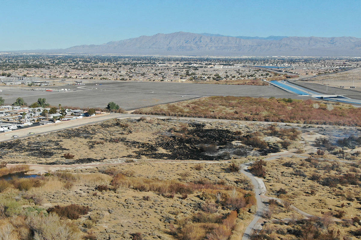 Secuelas de un incendio de matorrales de 45 acres en Clark County Wetlands Park el jueves, 18 d ...