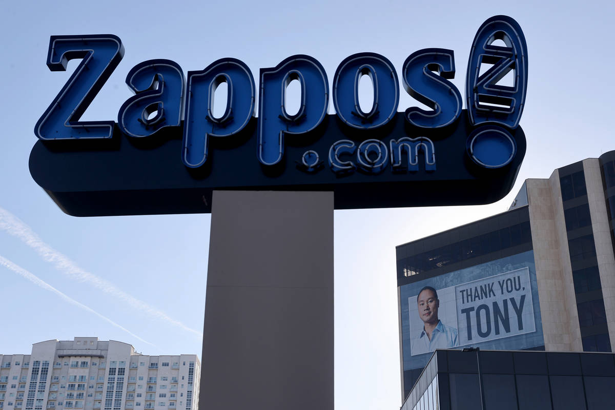 Una de las dos imágenes del edificio de la sede de Zappos en el centro de Las Vegas el martes, ...