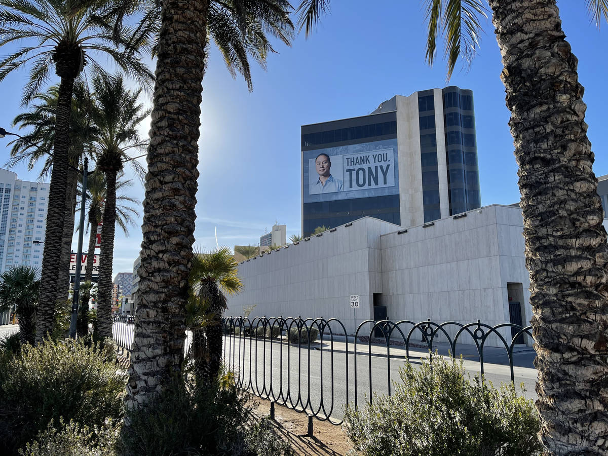 Una de las dos imágenes del edificio de la sede de Zappos en el centro de Las Vegas el martes, ...