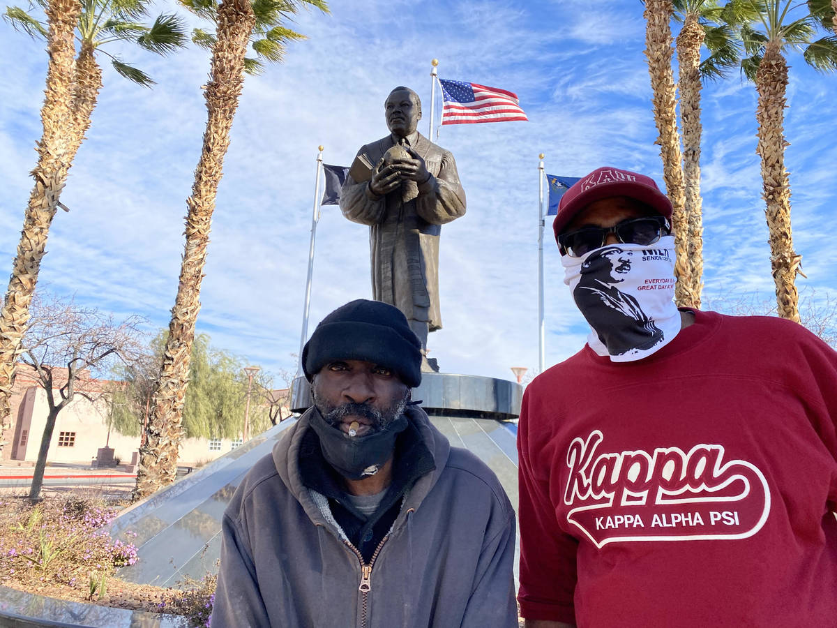 El veterano indigente, Zakee Muhammad, de 56 años, y Byron Goynes, director del Martin Luther ...