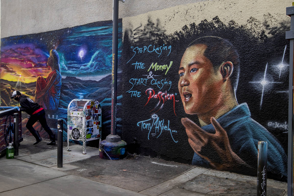Un mural dedicado a Tony Hsieh en DT Alley, cerca de las calles Fremont y Sixth, en el centro d ...