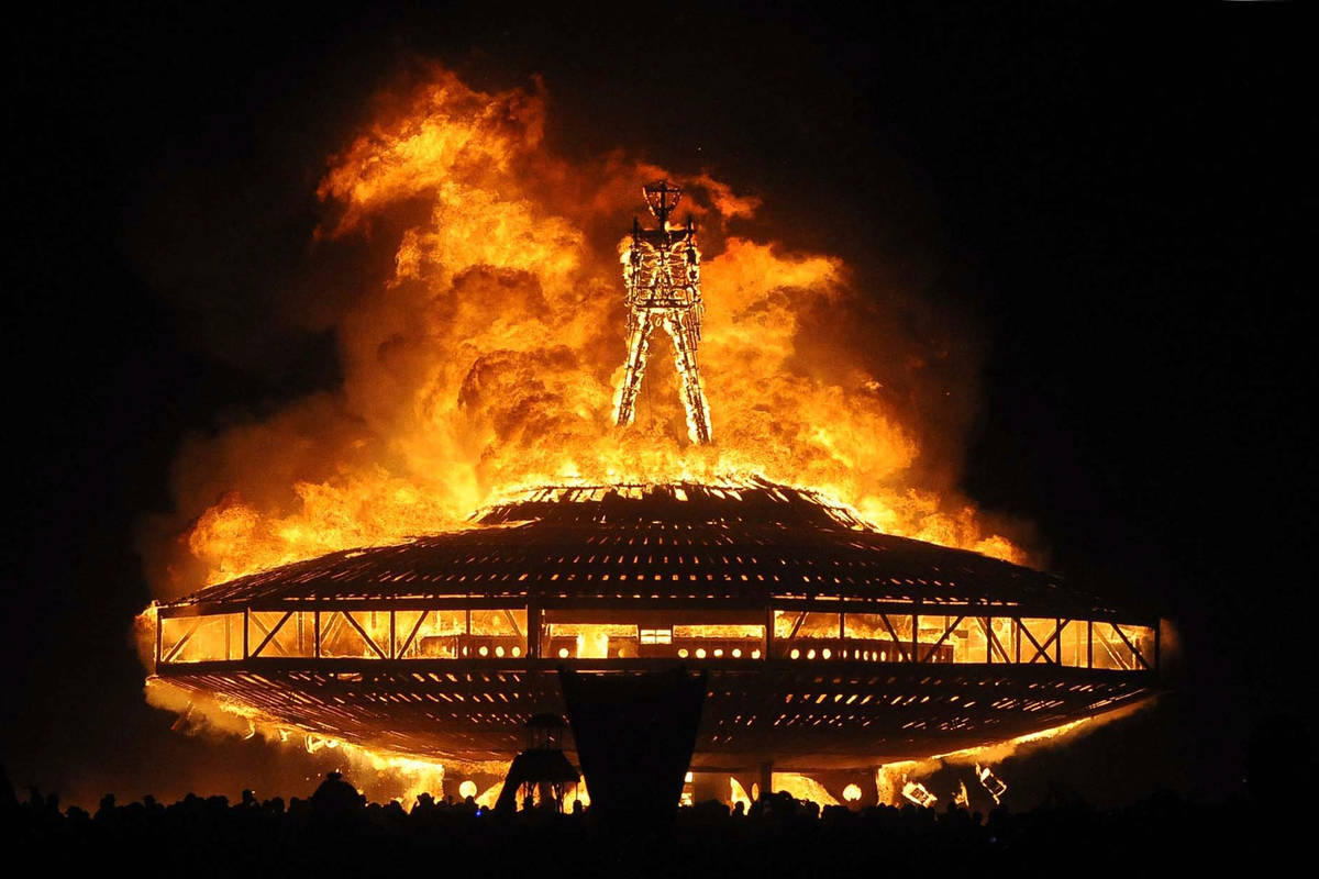En esta foto de archivo del 31 de agosto de 2013, el "Hombre" arde en el desierto de Black Rock ...