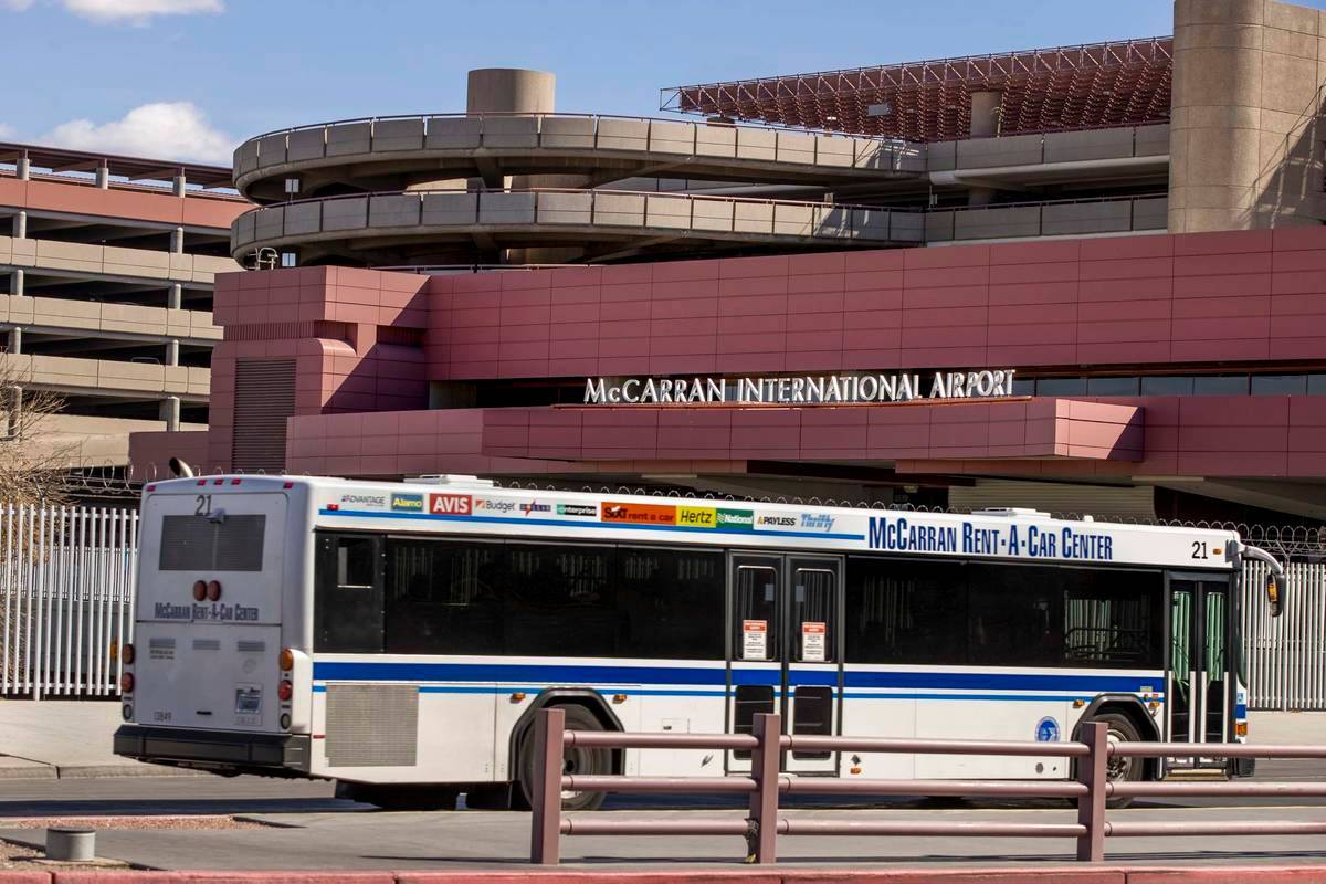 Un autobús pasa por el área de equipaje de la Terminal 1 en el Aeropuerto Internacional McCar ...