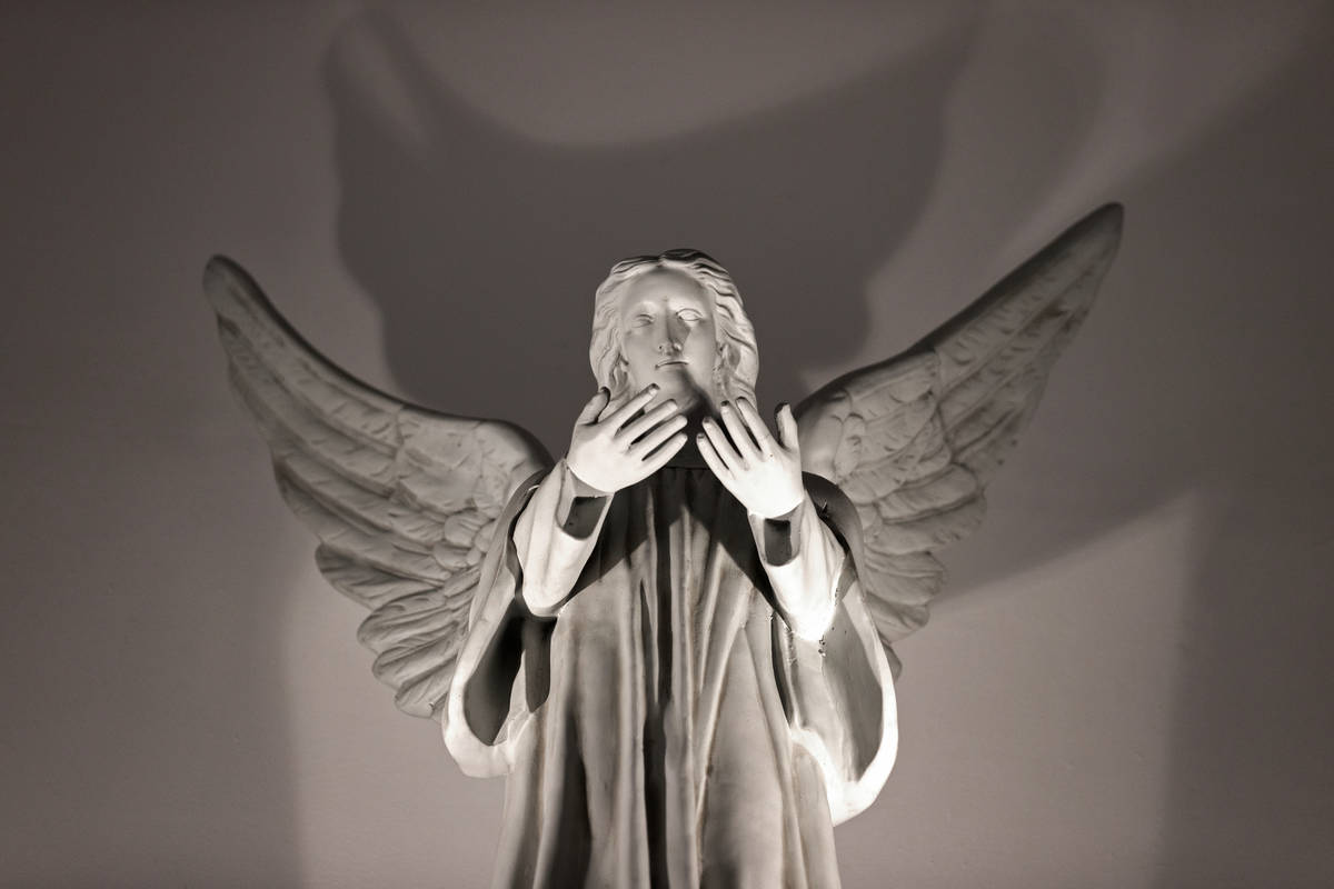 Las esculturas se alinean en las paredes de la Guardian Angel Cathedral, diseñada por el famos ...