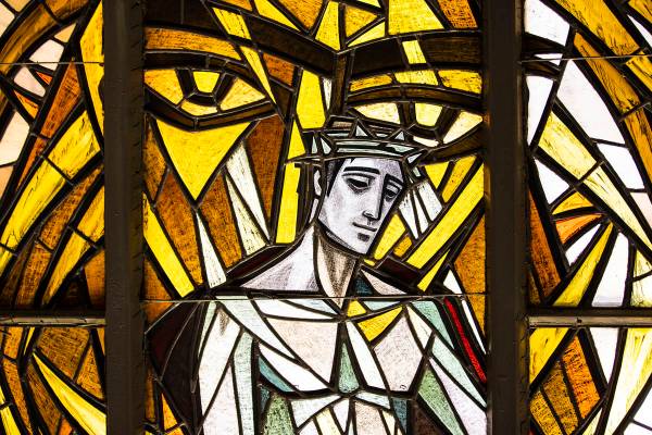 La luz entra por los vitrales de la Guardian Angel Cathedral, diseñada por el famoso arquitect ...