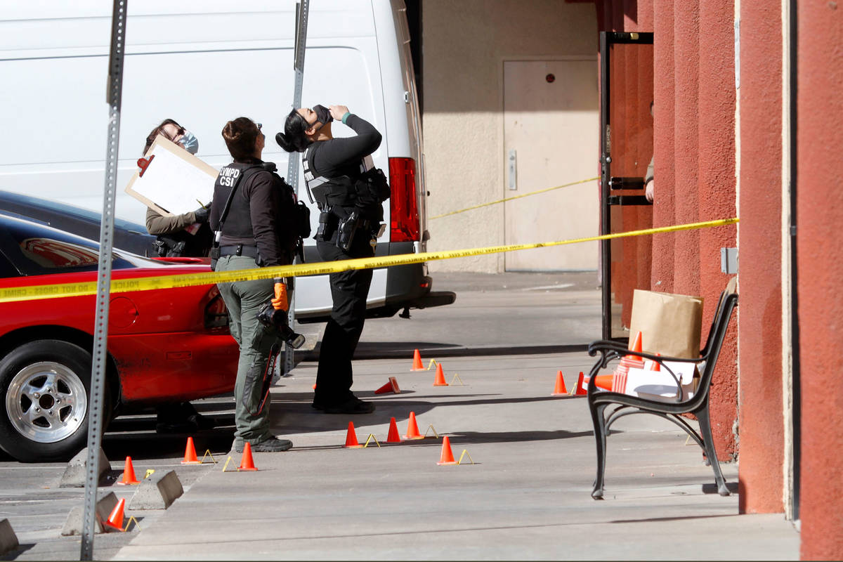 La policía de Las Vegas investiga un homicidio el 20 de febrero de 2021 cerca de la cuadra 600 ...