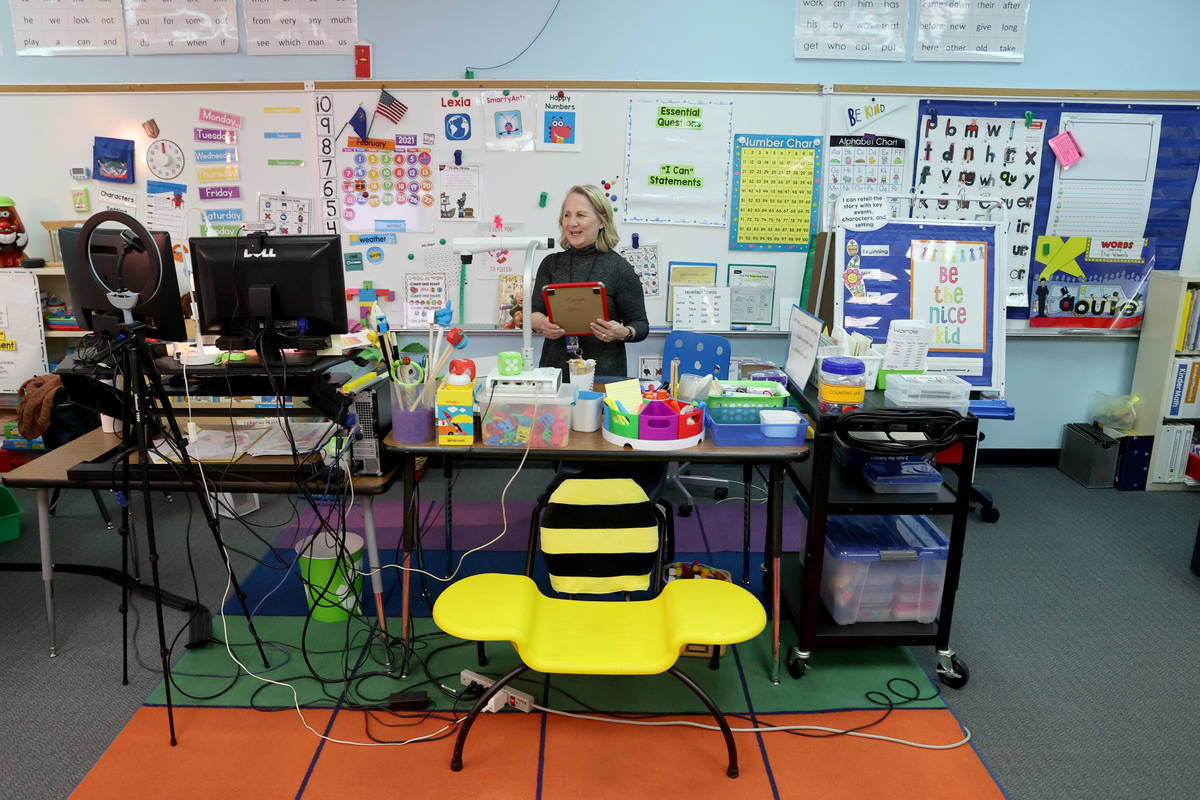 La maestra de kindergarten Suzy Huffer prepara su aula en la escuela primaria McDoniel en Hende ...