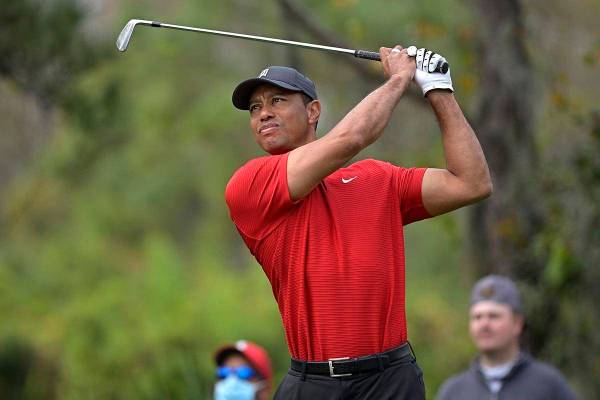 Tiger Woods observa su golpe de salida en el cuarto hoyo durante la ronda final del torneo de g ...