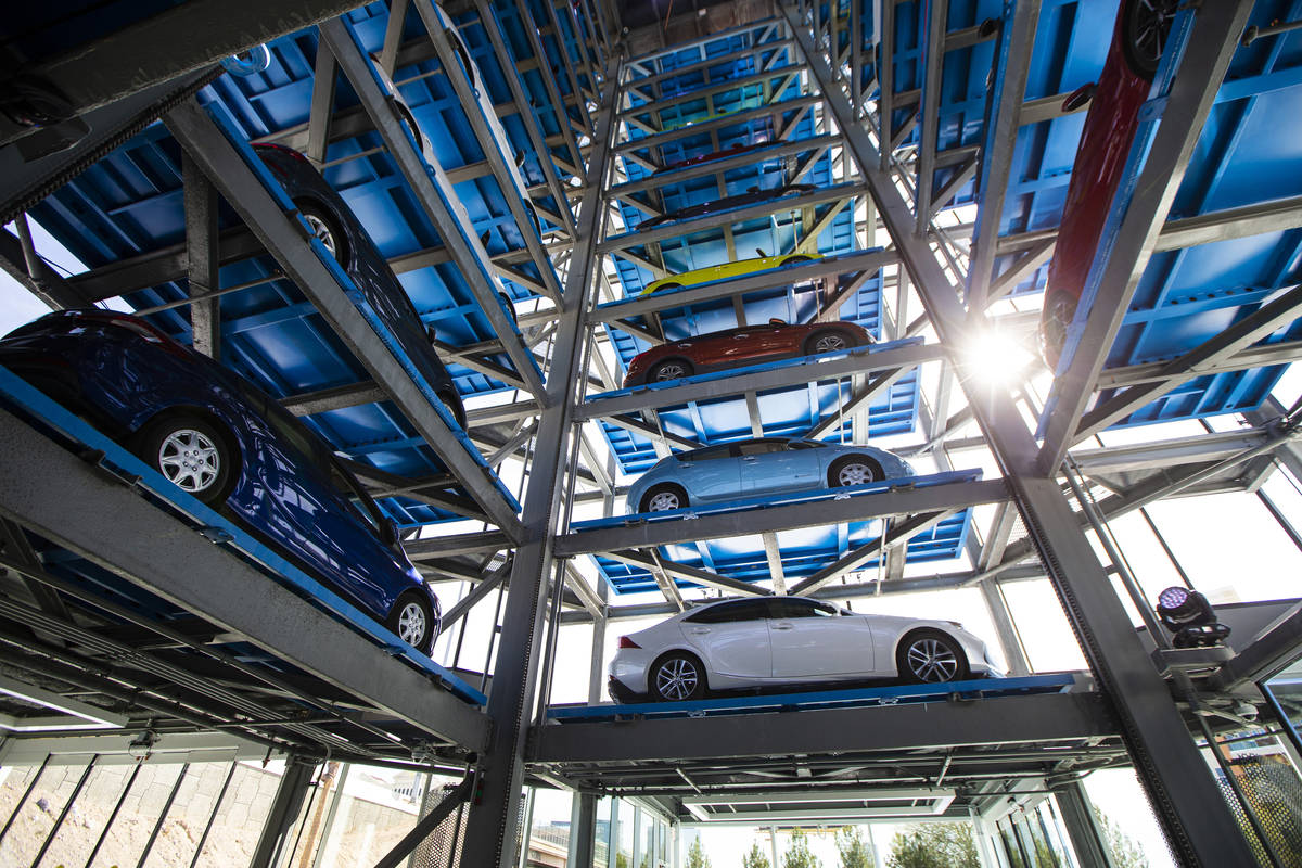Vista del interior de Carvana, una máquina expendedora de coches totalmente automatizada que f ...