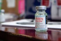 El North Las Vegas Fire Department administra su primer lote de vacunas contra COVID-19 a los s ...