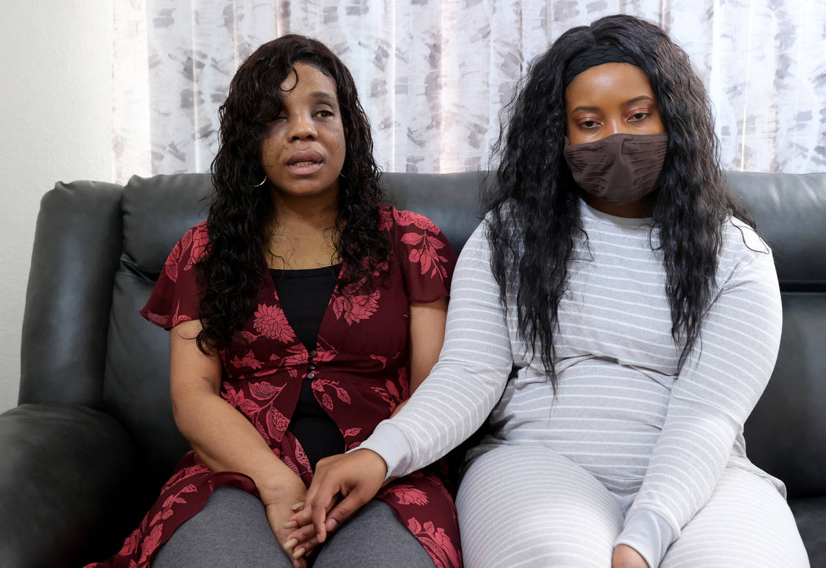 Latoshia Johnson, a la izquierda, que lucha por abrir los ojos tras una fuerte paliza, habla co ...
