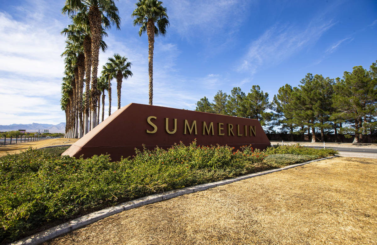 Una señal de Summerlin en Summerlin Parkway, cerca de Rampart Boulevard en Las Vegas el jueves ...