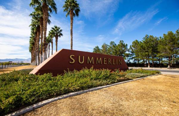 Una señal de Summerlin en Summerlin Parkway, cerca de Rampart Boulevard en Las Vegas el jueves ...