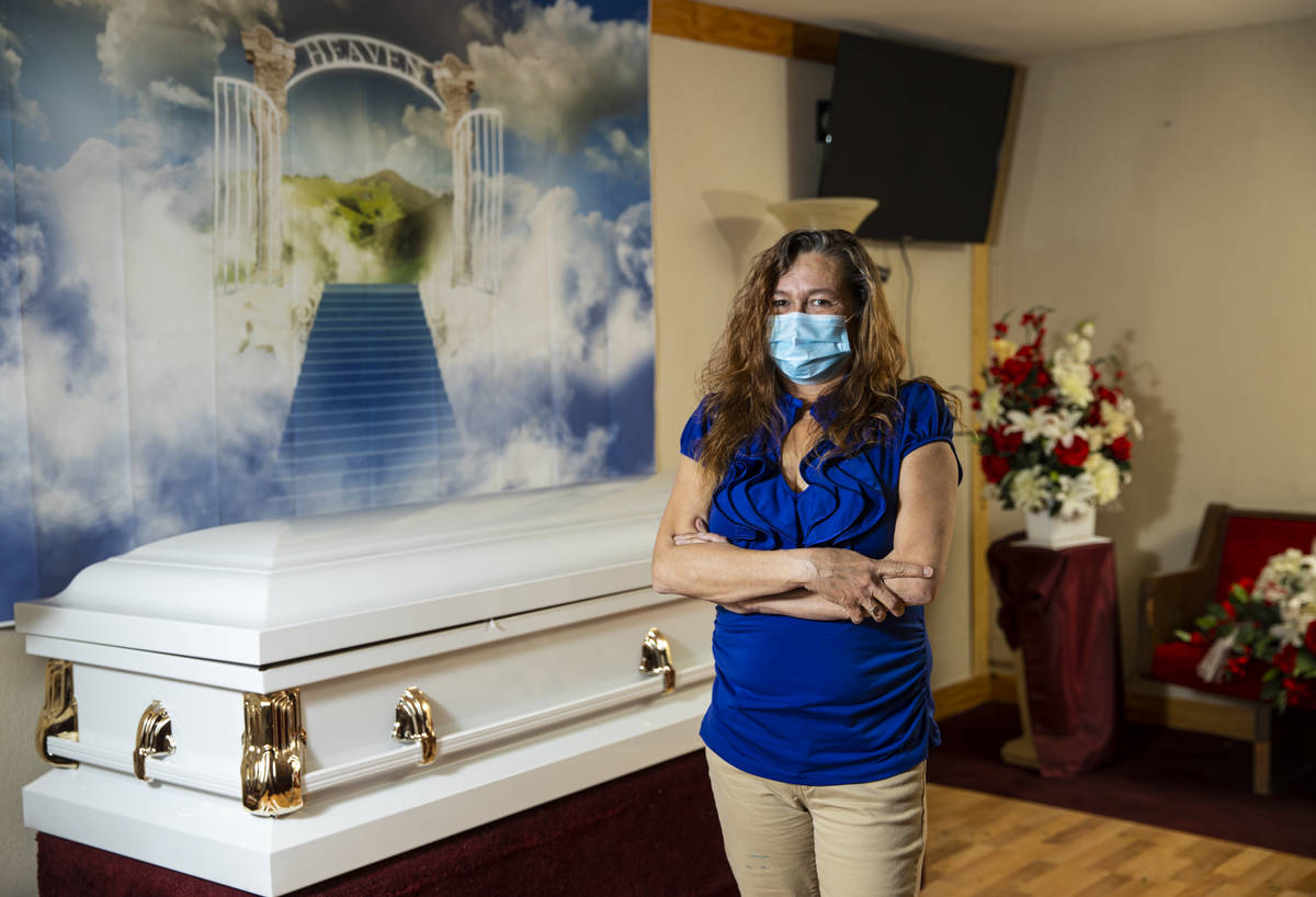 Sheila Winn, directora de Clark County Funeral Services, posa para un retrato en la capilla el ...
