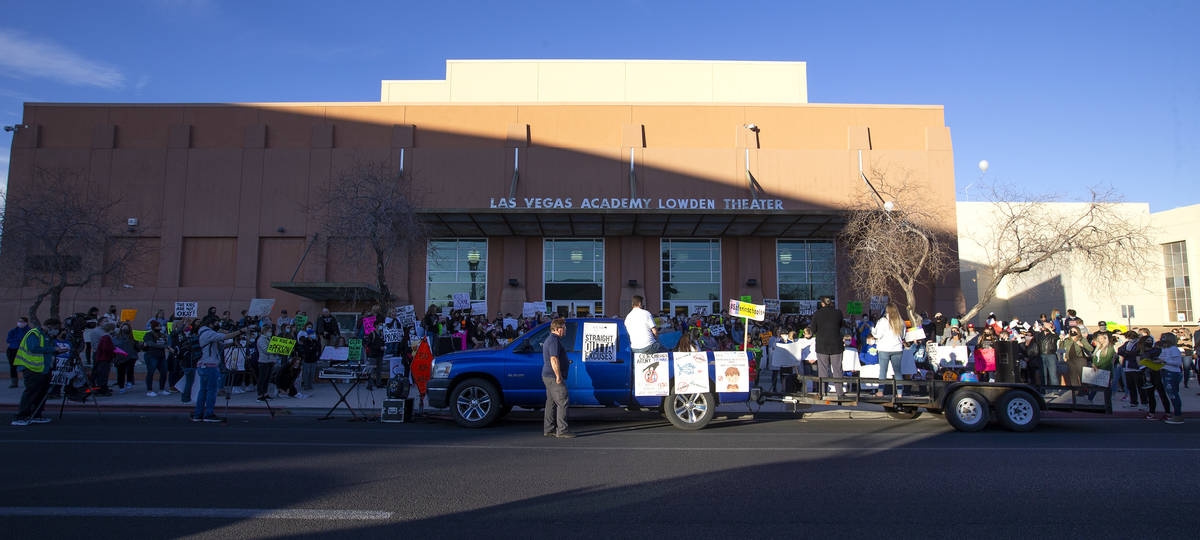 Un grupo de 100 personas protestan fuera de Las Vegas Academy of the Arts antes de la primera r ...