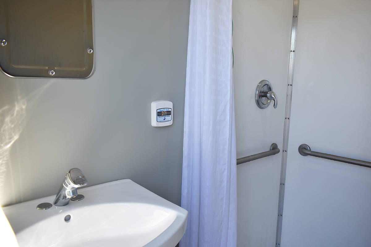 Las unidades móviles de Clean the World cuentan con servicio de ducha, baño y productos para ...