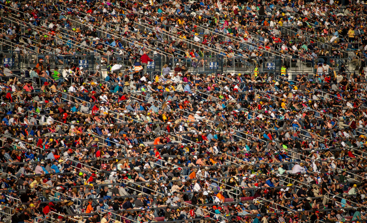 Miles de fans abarrotaron las gradas durante la Pennzoil 400 presentada por Jiffy Lube, de la N ...