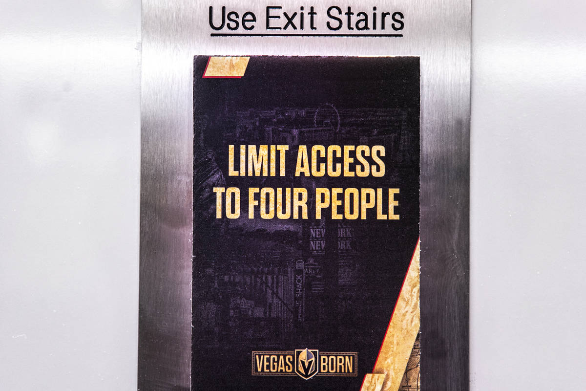 Carteles que restringen la capacidad de los ascensores debido al COVID-19 en T-Mobile Arena el ...