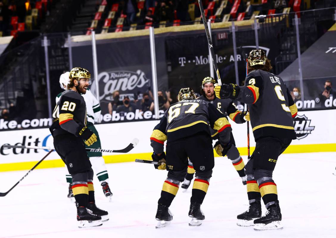 Los Golden Knights celebran su victoria contra los Minnesota Wild en un partido de hockey de la ...