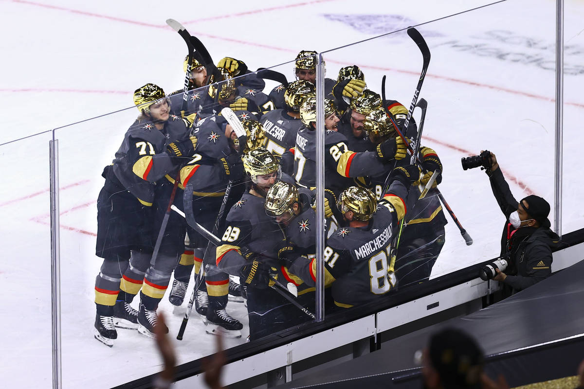 Los Golden Knights celebran su victoria contra los Minnesota Wild en un partido de hockey de la ...