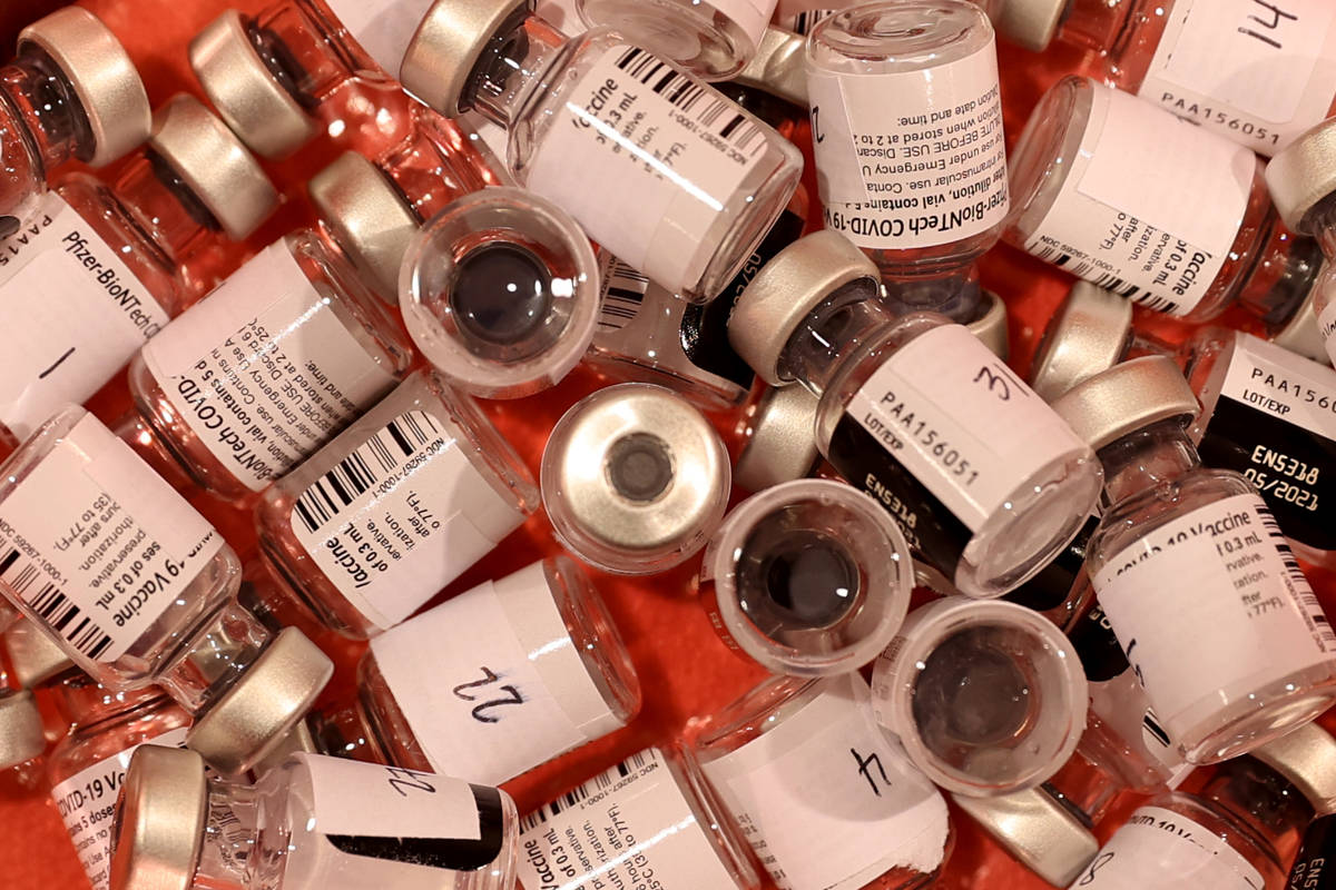 Viales de la vacuna de Pfizer en el centro de vacunación contra COVID-19 del Cashman Center en ...