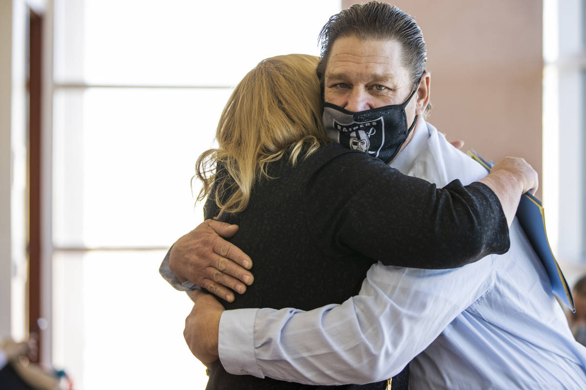 Fred Steese, derecha, abraza a la abogada Lisa Rasmussen tras su audiencia de conciliación en ...