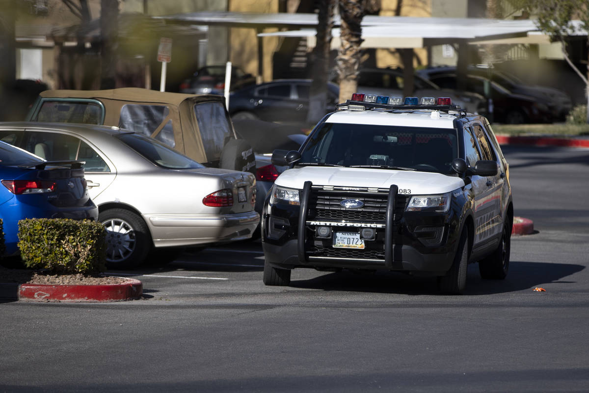 La policía de Las Vegas investiga un aparente asesinato-suicidio dentro de un apartamento en F ...