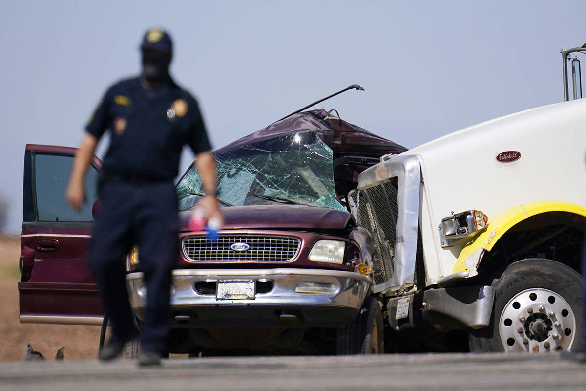 Agentes de la ley trabajan en la escena de un accidente mortal en Holtville, California, el mar ...