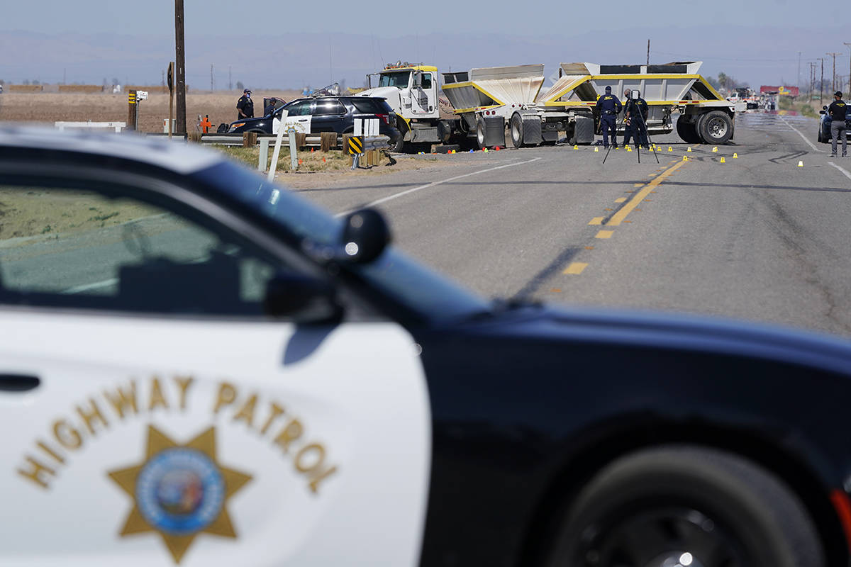 Agentes de la ley trabajan en la escena de un accidente mortal en Holtville, California, el mar ...