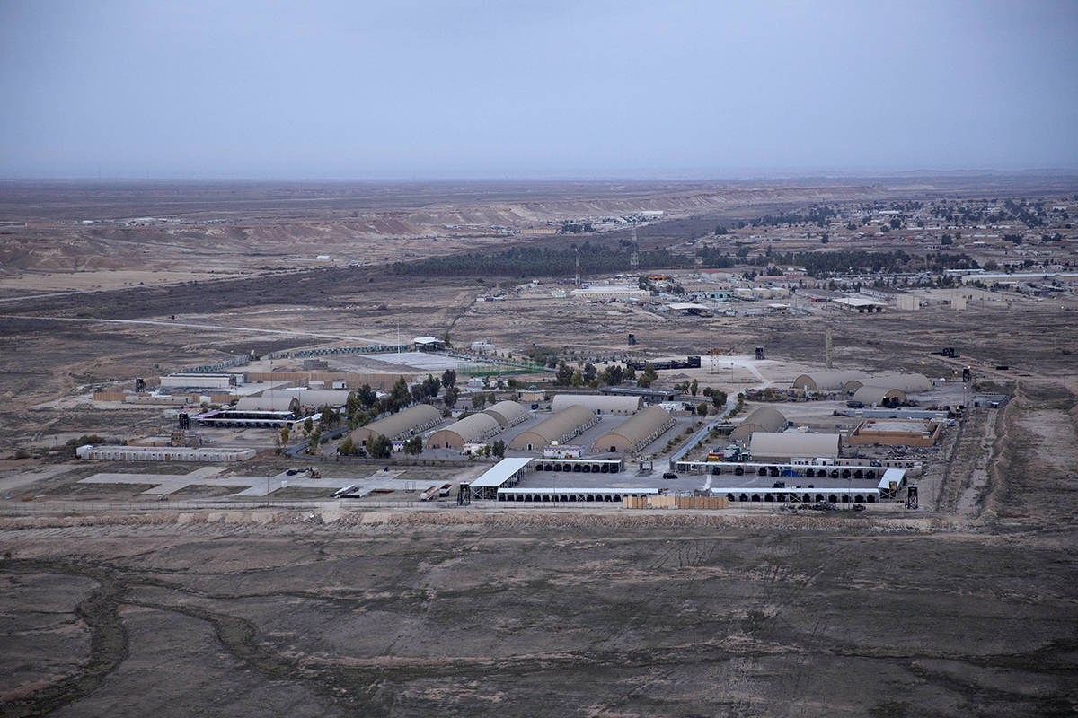 Esta foto aérea tomada desde un helicóptero muestra la base aérea de Ain al-Asad en el desie ...