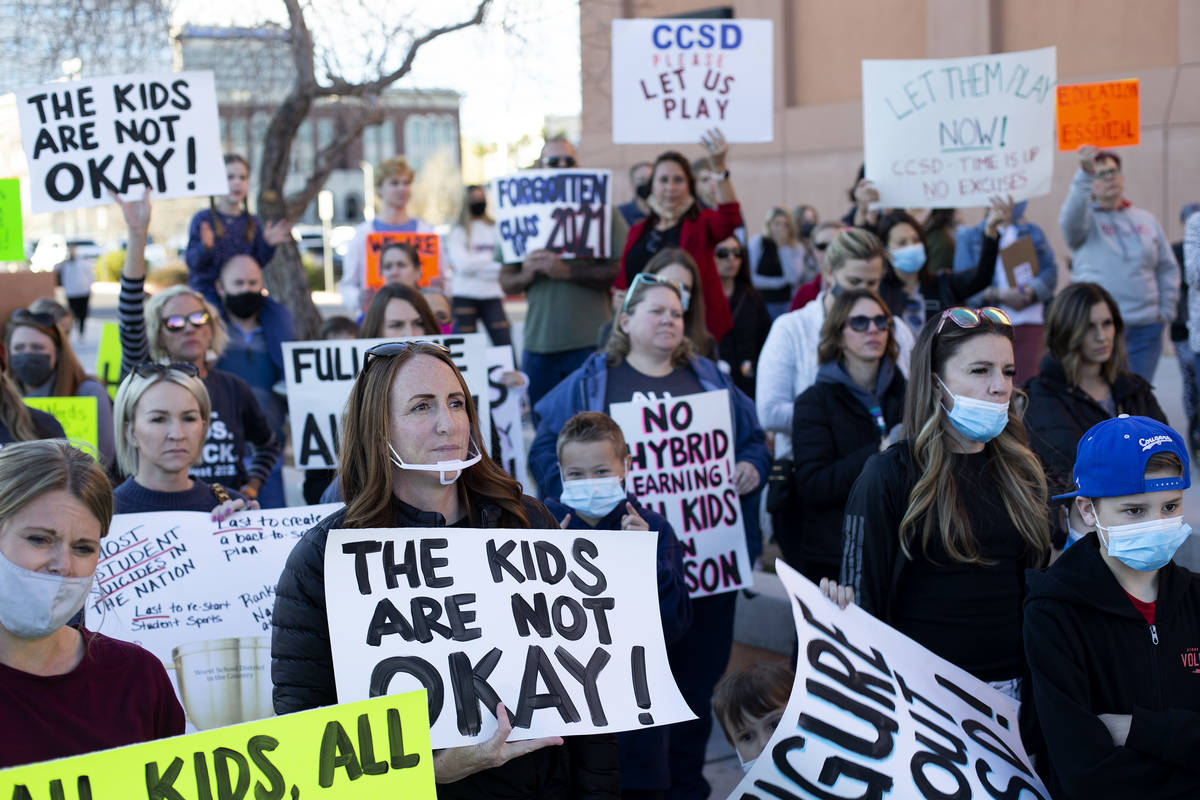Padres y estudiantes asisten a una protesta fuera de Las Vegas Academy of the Arts antes de una ...
