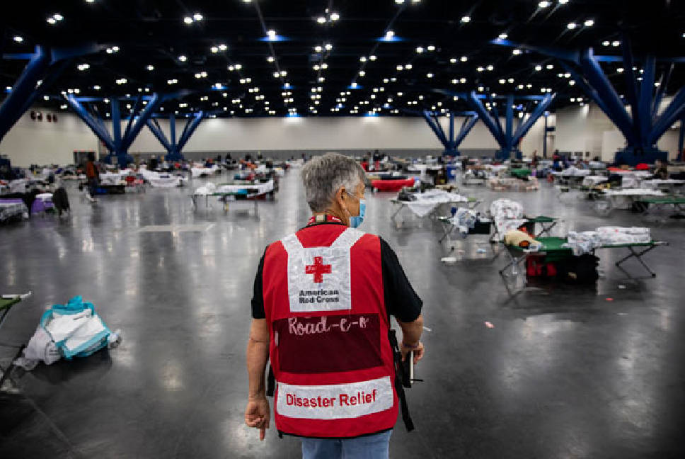 Debra Vaughn, de la Cruz Roja Americana, ayuda en un refugio en el Centro de Convenciones Georg ...