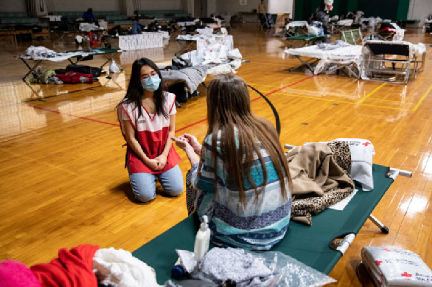 La voluntaria de la Cruz Roja Americana, Audrey Nguyen, habla con Annie White, quien se aloja e ...
