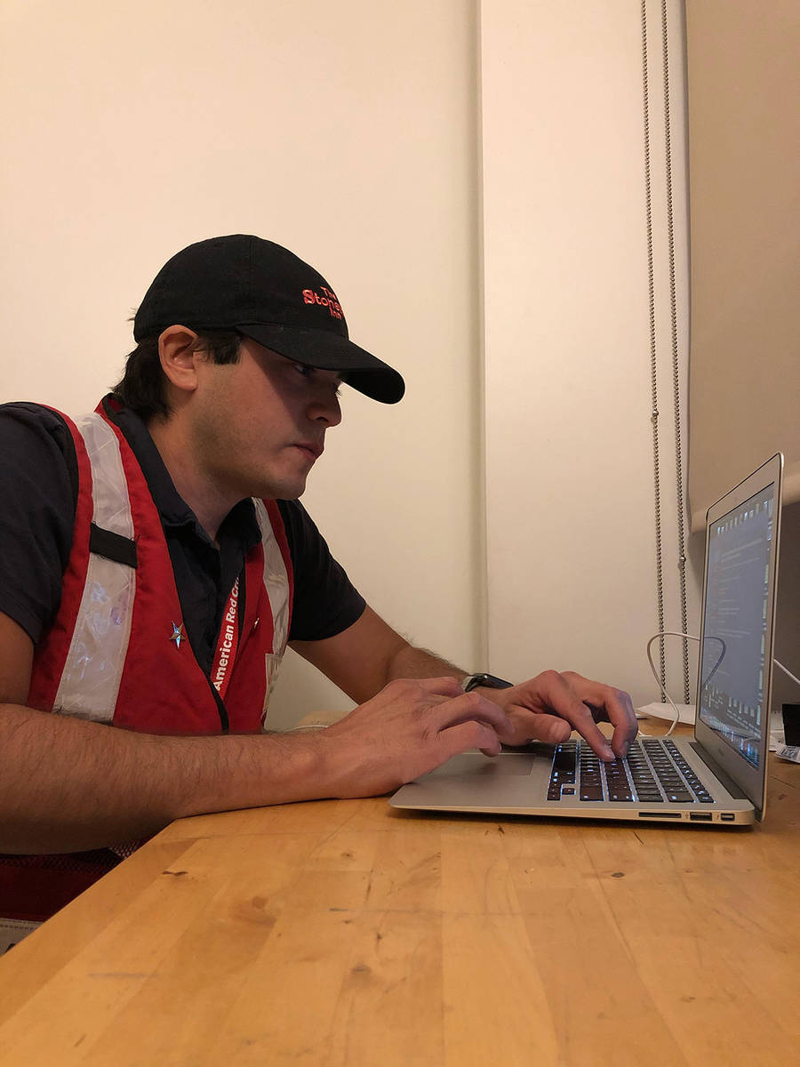 Desde Las Vegas, Orlando Machuca ha trabajado virtualmente con la Cruz Roja para ayudar a las p ...