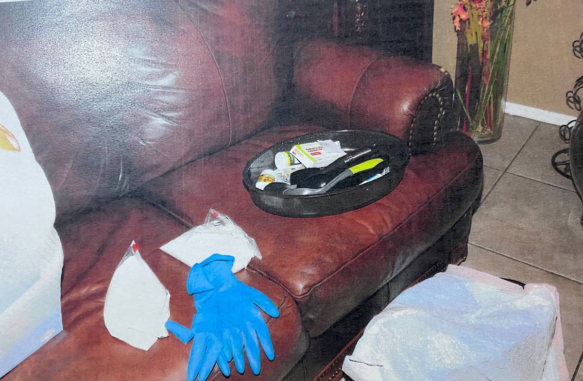 Esta foto de evidencia muestra guantes y un sillón dentro de la casa de José Rangel y su hijo ...